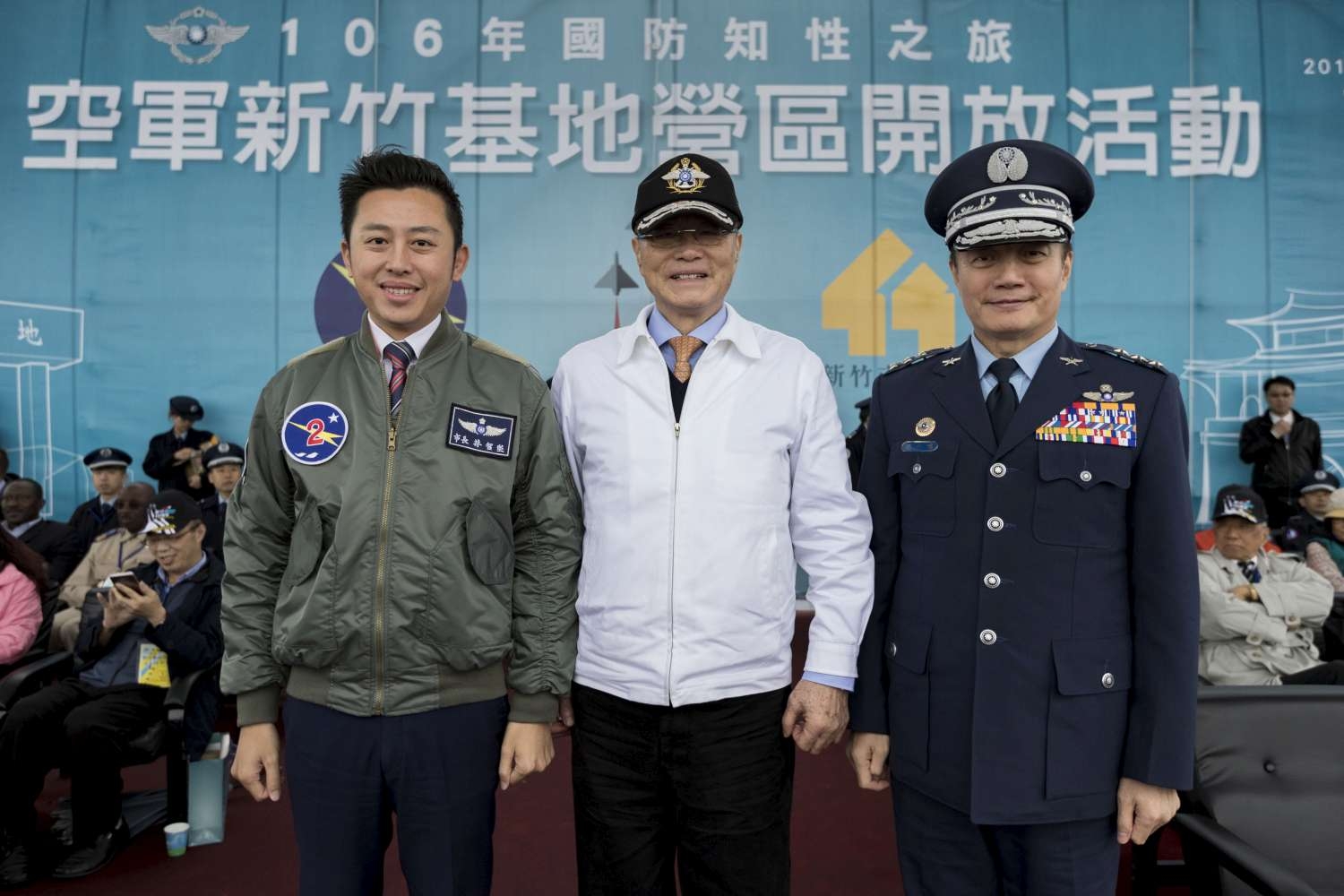 左起林智堅市長、國防部長馮世寬、空軍司令部司令沈一鳴上將。