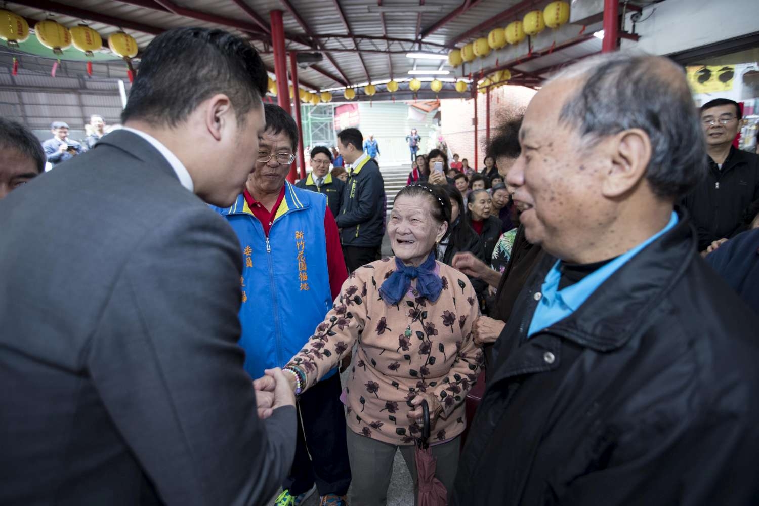 林智堅市長與民眾握手致意