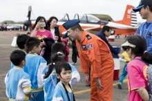 空軍新竹基地預校首日 一早湧入逾萬人次市民為國軍加油