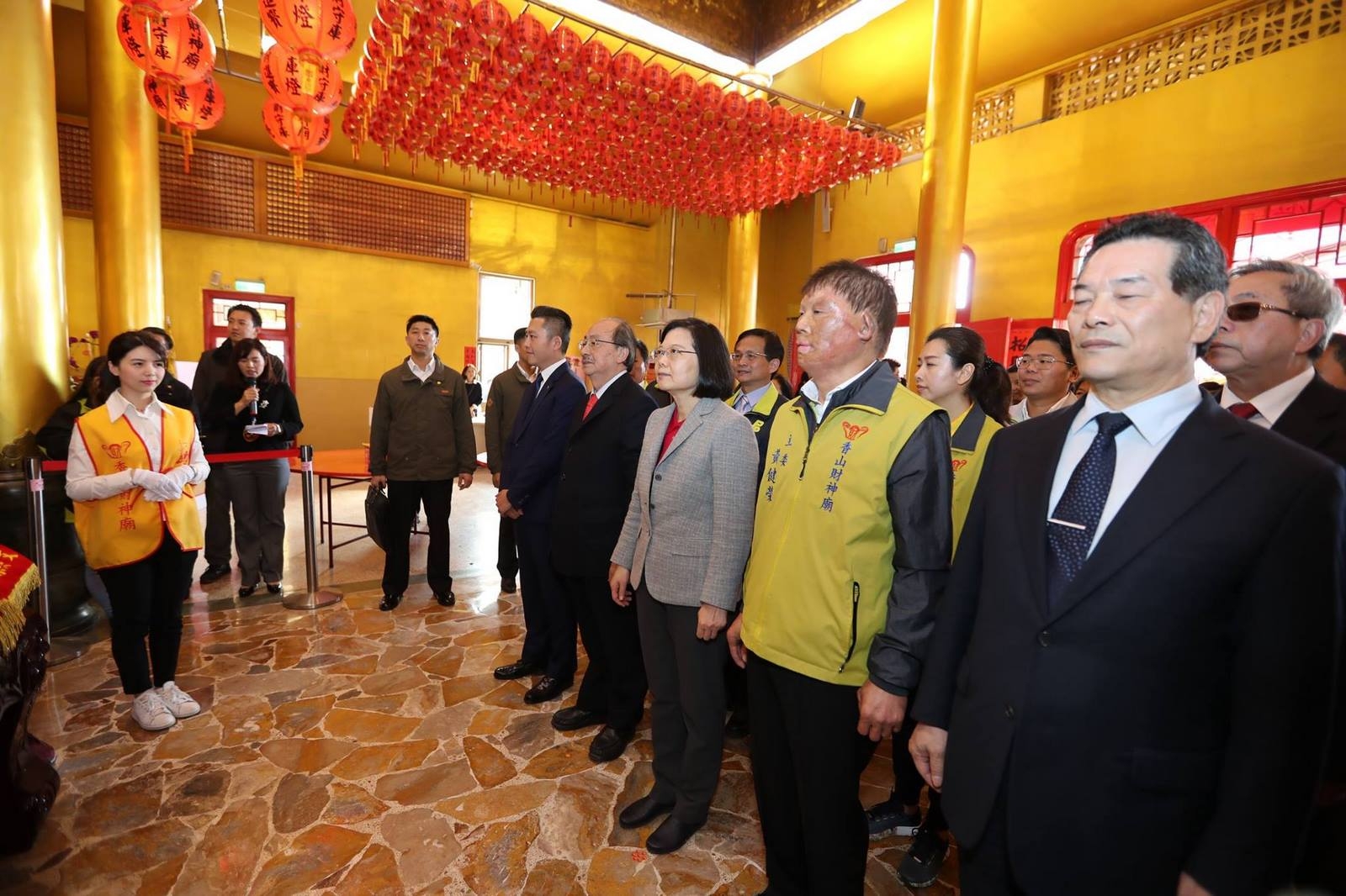 蔡英文總統、林智堅市長赴香山財神廟發送福袋 與民眾共迎新年1
