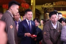 蔡英文總統、林智堅市長赴香山財神廟發送福袋 與民眾共迎新年3