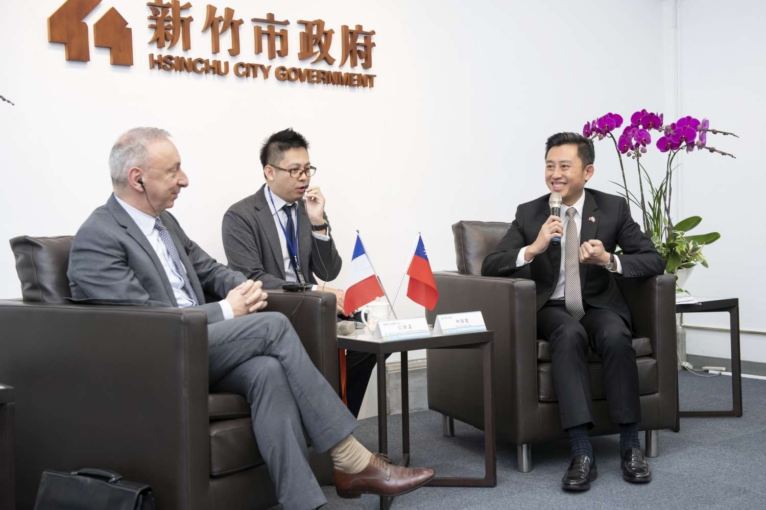 林智堅市長(右)向公孫孟主任(左)介紹新竹美食及產業