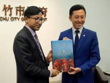 印度台北協會戴國瀾會長(左)致贈介紹印度書籍給新竹市長林智堅(右)