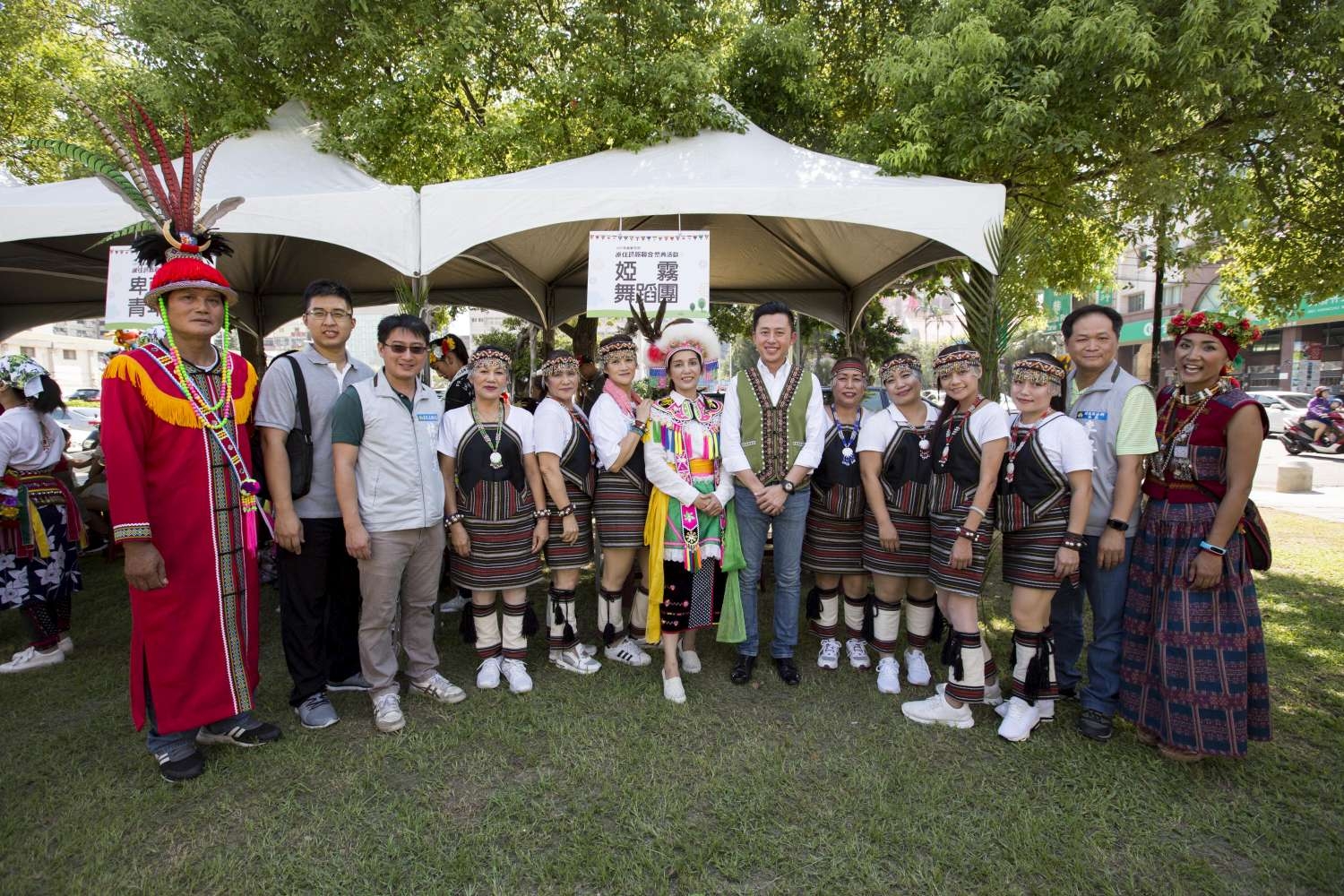 林智堅市長、林慈愛議員(左5)、民政處副處長(左2)與舞蹈團合影。
