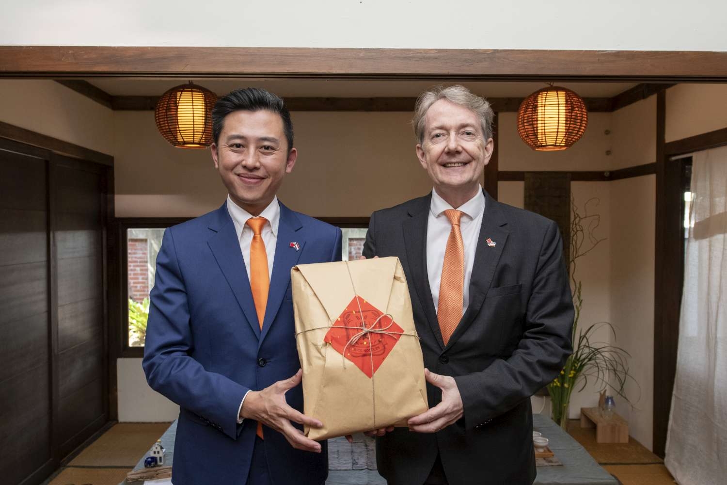 圖二林智堅市長致贈紀維德代表米粉禮盒|