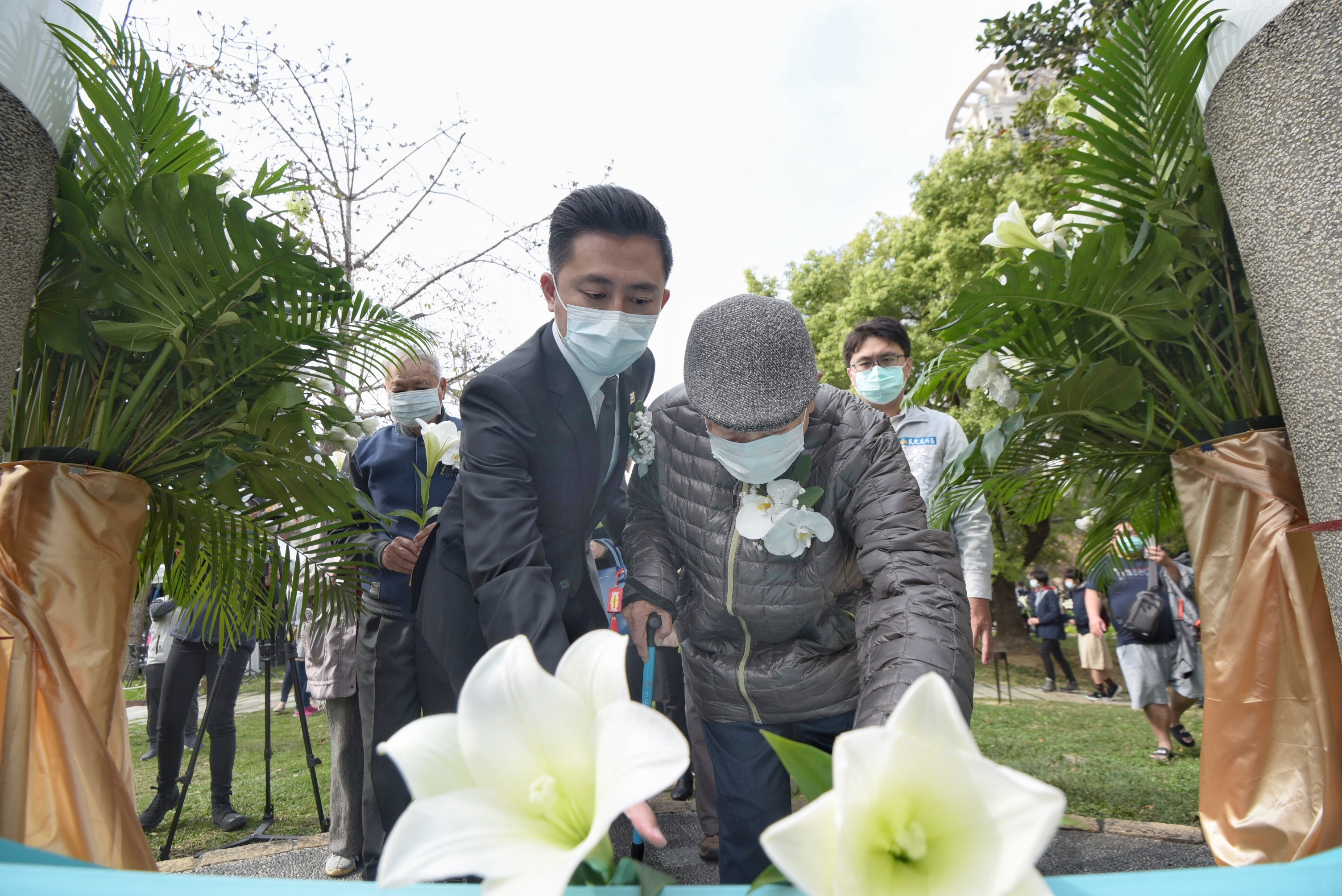 新竹市2021和平紀念日追思音樂會 林智堅市長與受難者家屬獻花追思