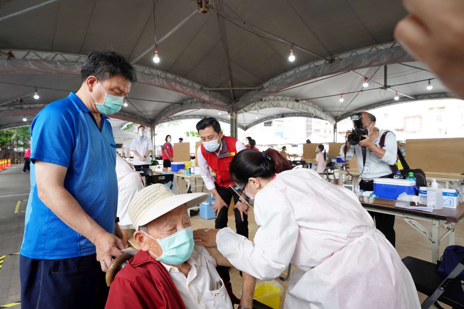 全台第一批長輩接種首日，林智堅市長上午到六處疫苗施打站關心長輩。