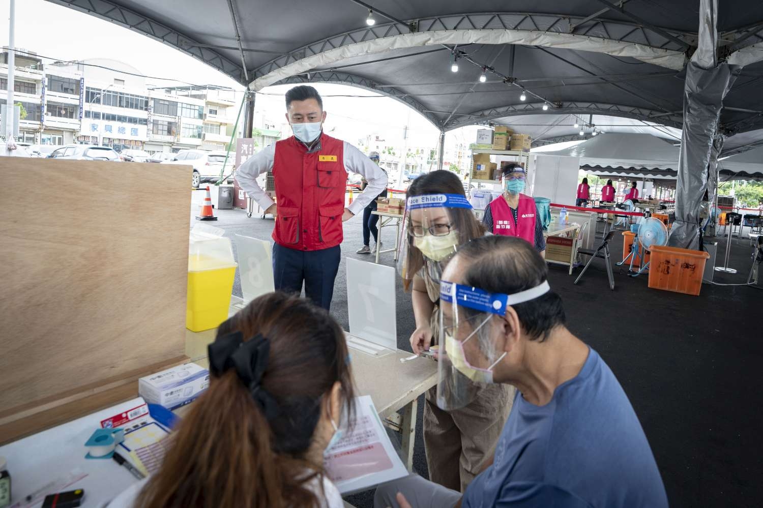 新竹市長林智堅視察長輩施打疫苗。