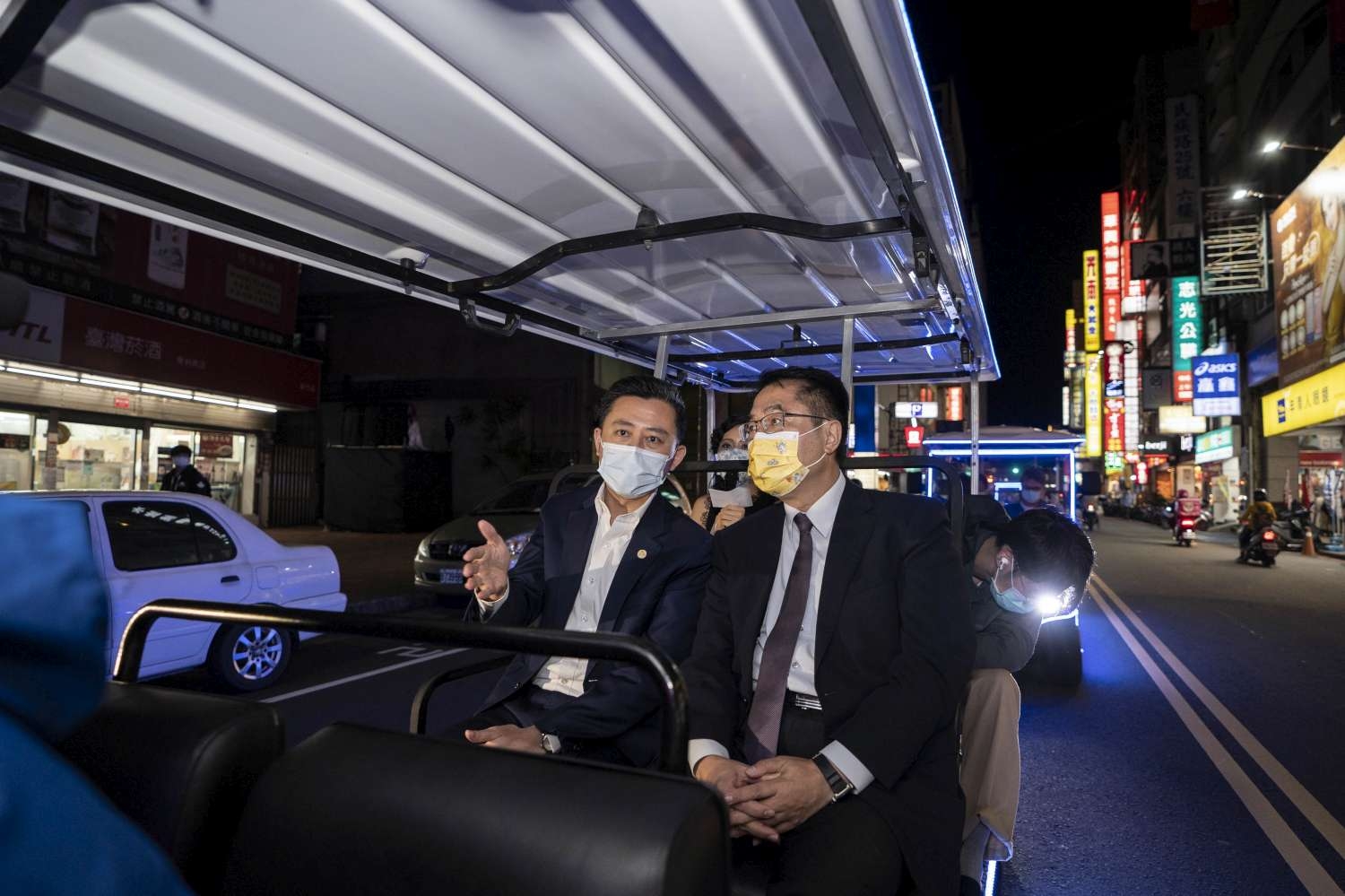 新竹市長林智堅與台南市長黃偉哲搭乘光車遊覽舊城區。