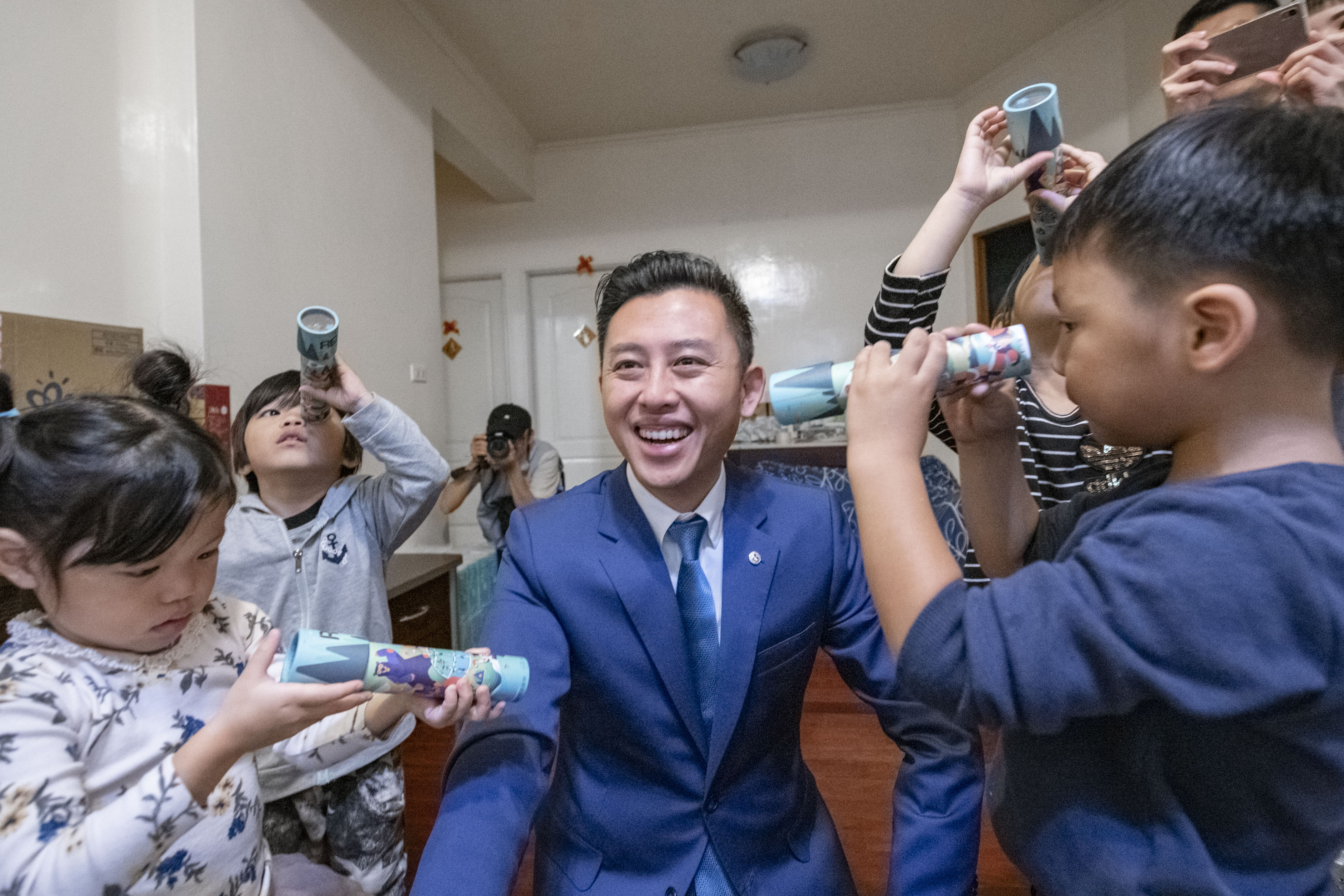 林智堅市長陪孩子玩萬花筒
