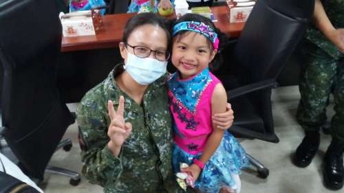 03陸軍裝甲兵訓練指揮部主任吳淑如上校與表演幼兒合照