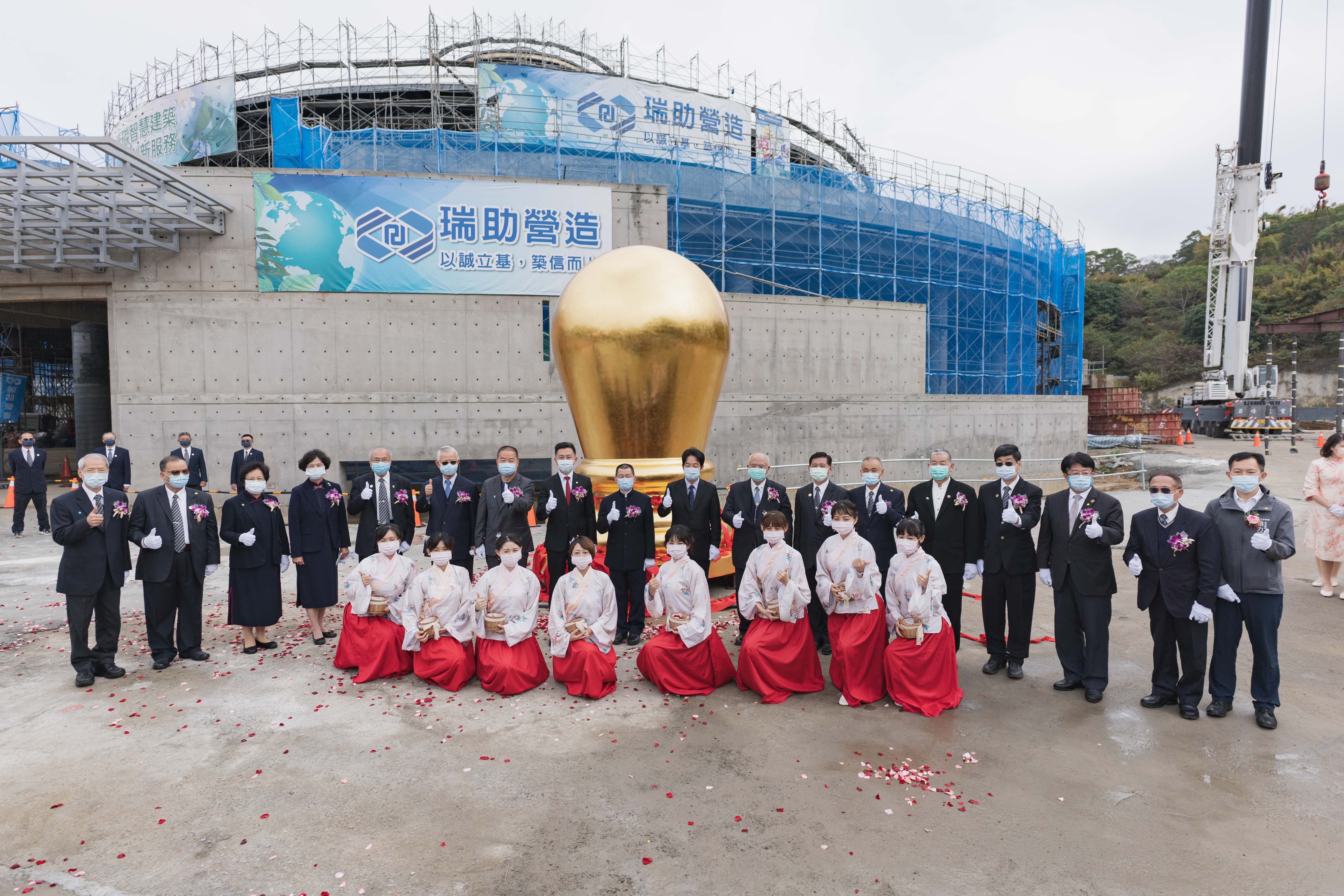 新竹市宏宗聖堂道學院，今（11）日上午舉行「安東彌勒山殿升樑儀典」。