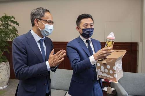 圖3：林智堅市長為譚敬南代表１歲小孩準備「台玻奶瓶組」禮物