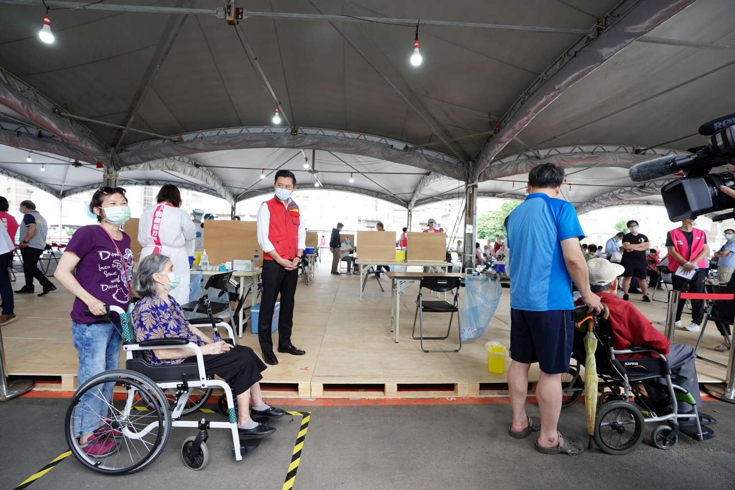 林智堅市長上午到六處疫苗施打站，視察各站「輪椅接種快速通道」。