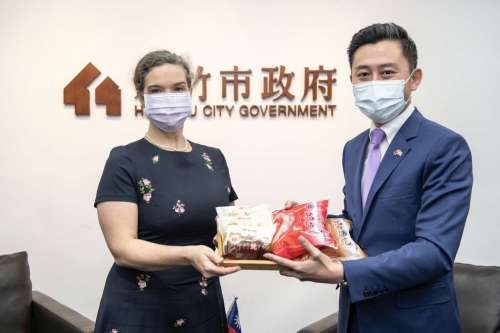 新竹市長林智堅致贈美國在台協會（AIT）處長孫曉雅（Sandra Oudkirk）新竹米粉、摃丸。