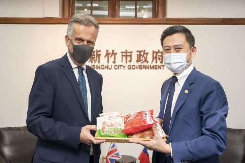 林智堅市長致贈新竹特色名產米粉、貢丸。