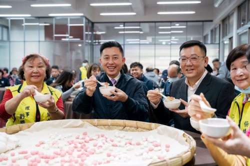 林智堅市長、新竹市議長許修睿一起吃湯圓歡慶柴橋市民活動中落成。