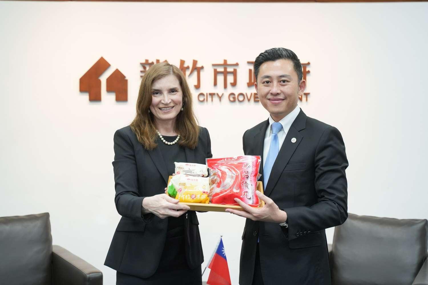 市長贈澳洲辦事處新任代表露珍怡新竹名產摃丸與米粉。
