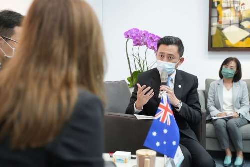 市長與澳洲辦事處新任代表露珍怡對談。