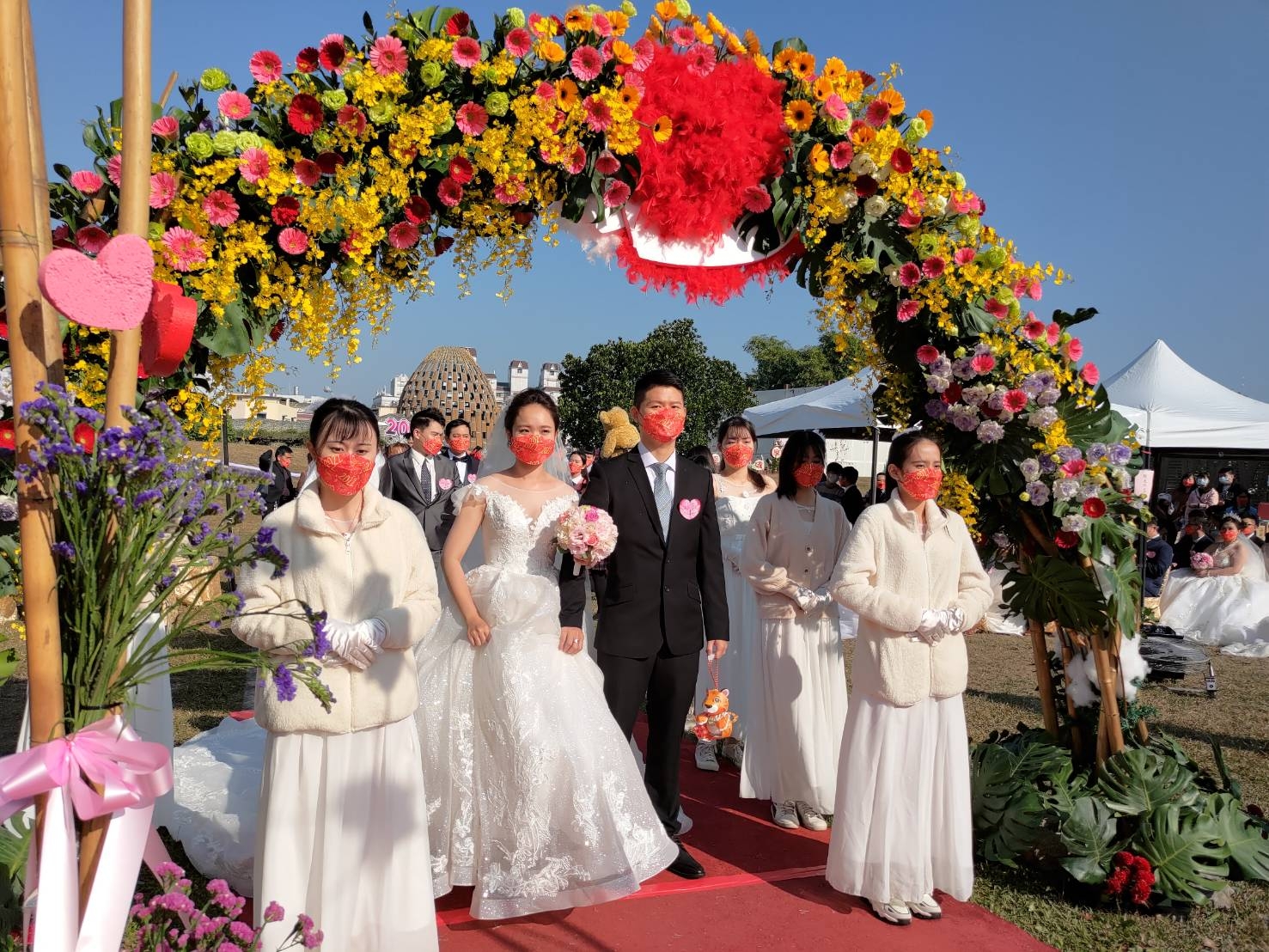 嘉義市民集團婚禮新人進場。
