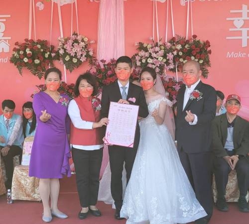 由嘉義市長、議長及新竹市副市長進行證婚儀式。