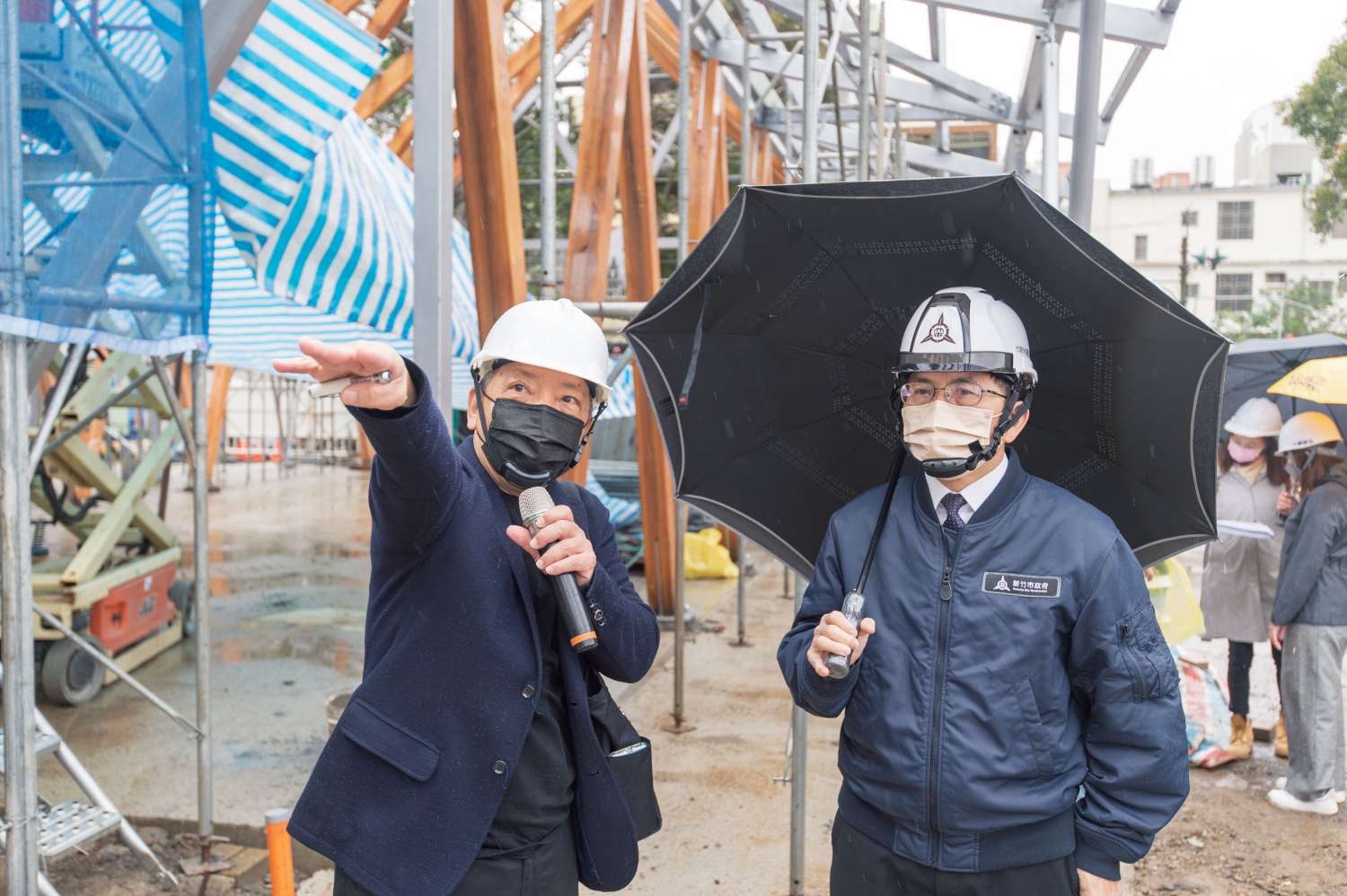 圖1.竹市「建華市民活動中心」將於明年4月完工，陳章賢代理市長(右)前往視察，由洪育成建築師(左)講解工程進度。