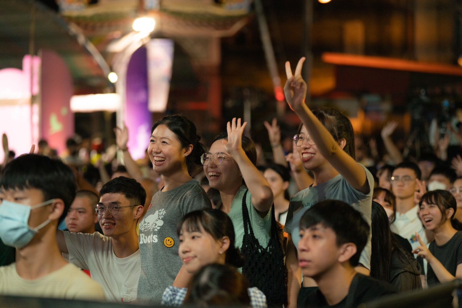 1千名市民齊聚竹蓮寺廟埕欣賞七夕晚會演出。