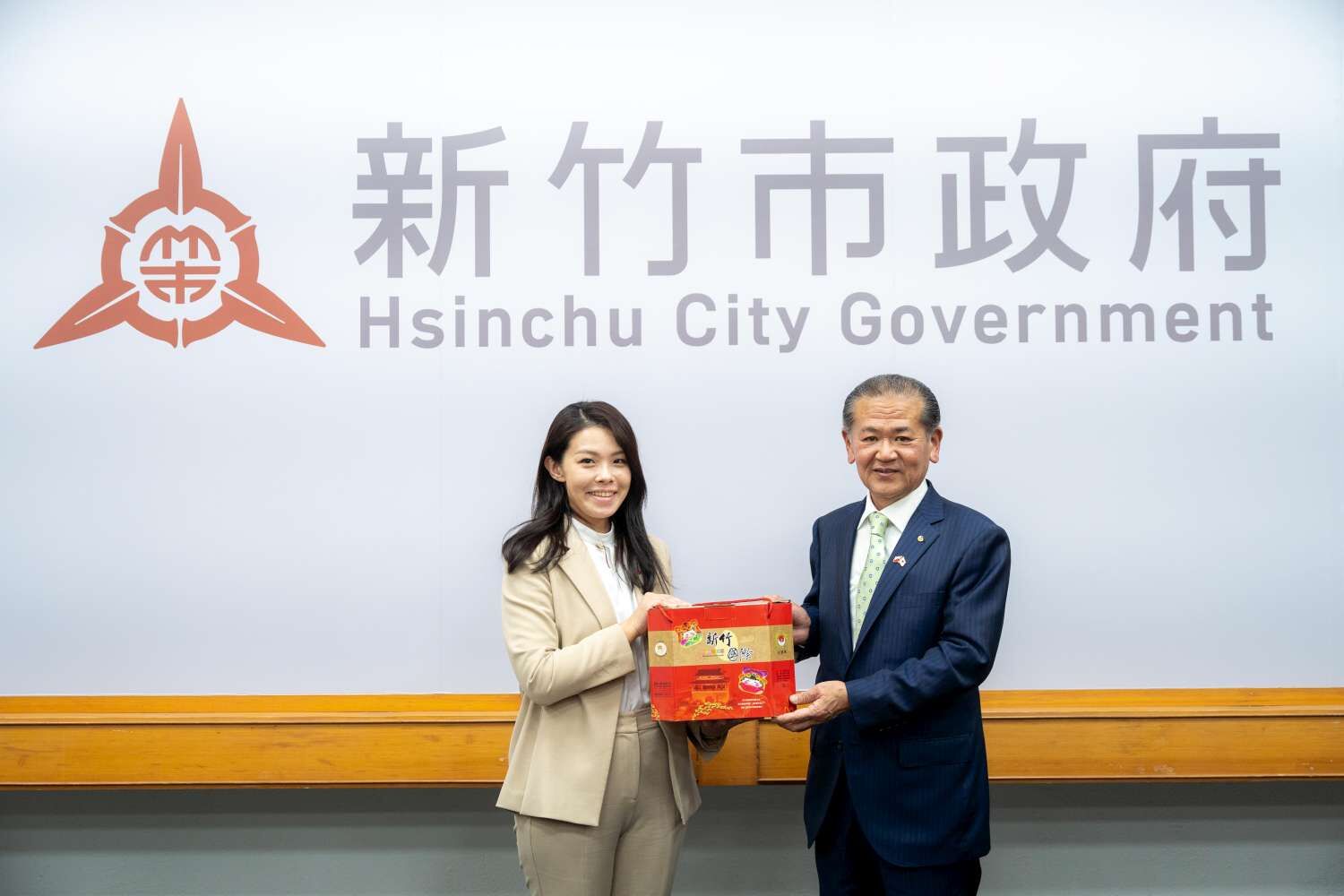 日本熊本縣八代市中村市長率團拜會高市長，互贈禮品
