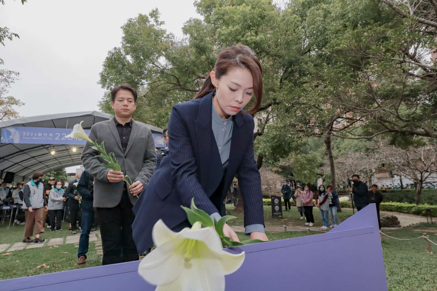 新竹市長高虹安帶領民眾為受難者獻上純淨的百合花
