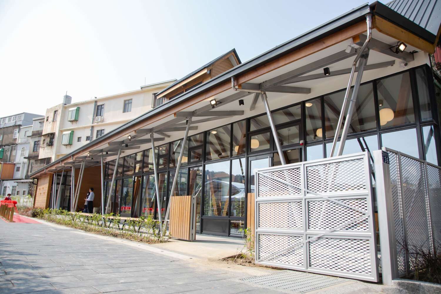 新竹市建華市民活動中心以「低碳永續」概念，打造北歐風木造玻璃屋。