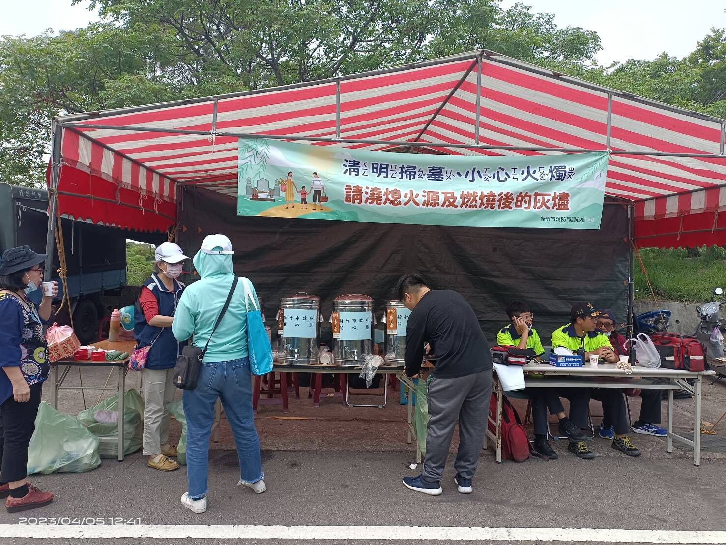 清明節當天南寮第五公墓服務中心提供免費手套丶鐮刀丶茶水服務